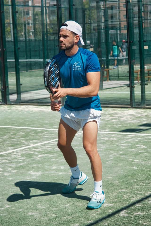 Padel player in the left position, covering the left side angle