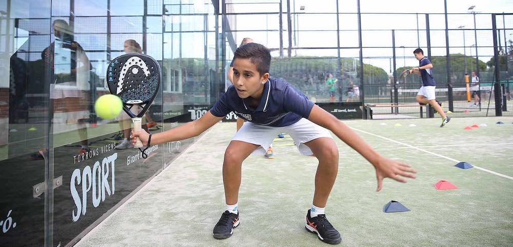 Rapaz a fazer exercícios de Padel no Campo de Padel.