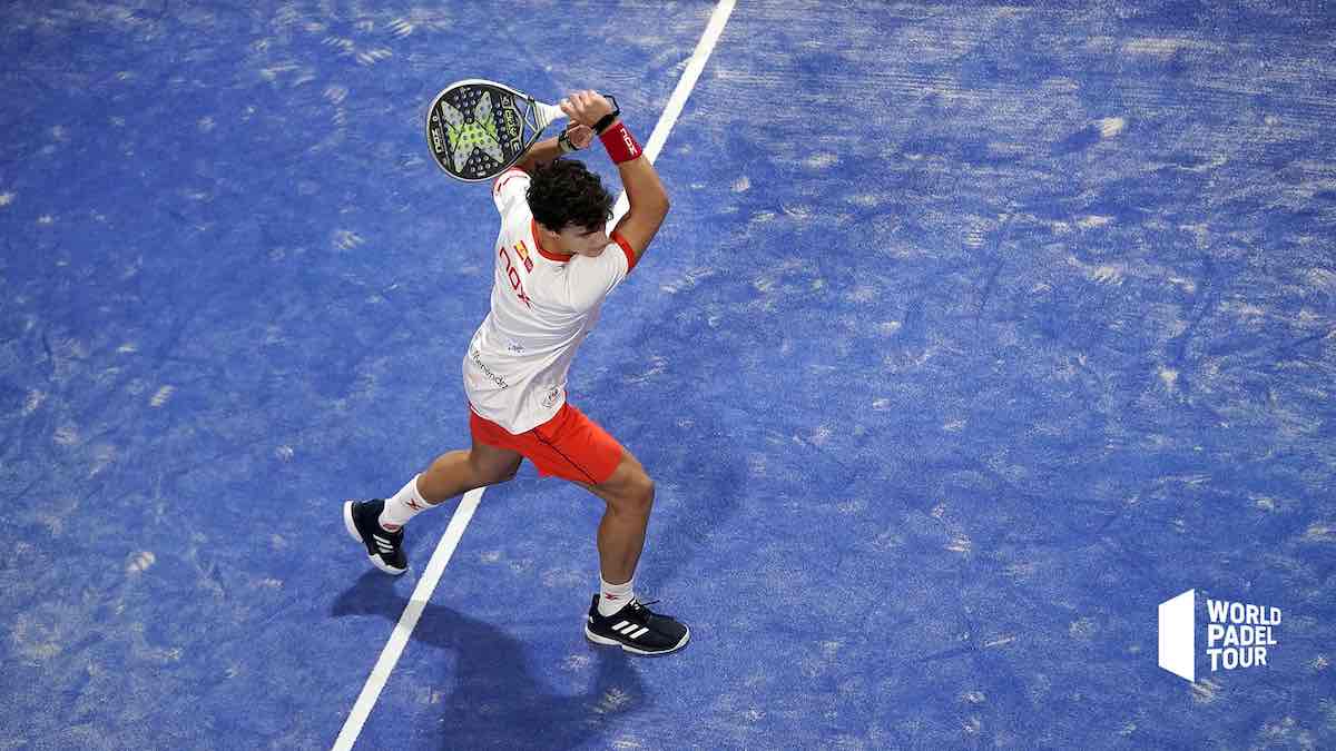 Homem a bater um serviço de Padel em movimento dinâmico