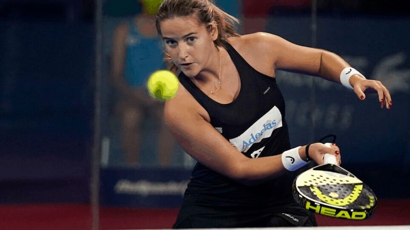 Mulher a executar o drop shot em Padel. Fonte da imagem: WorldPadelInsider