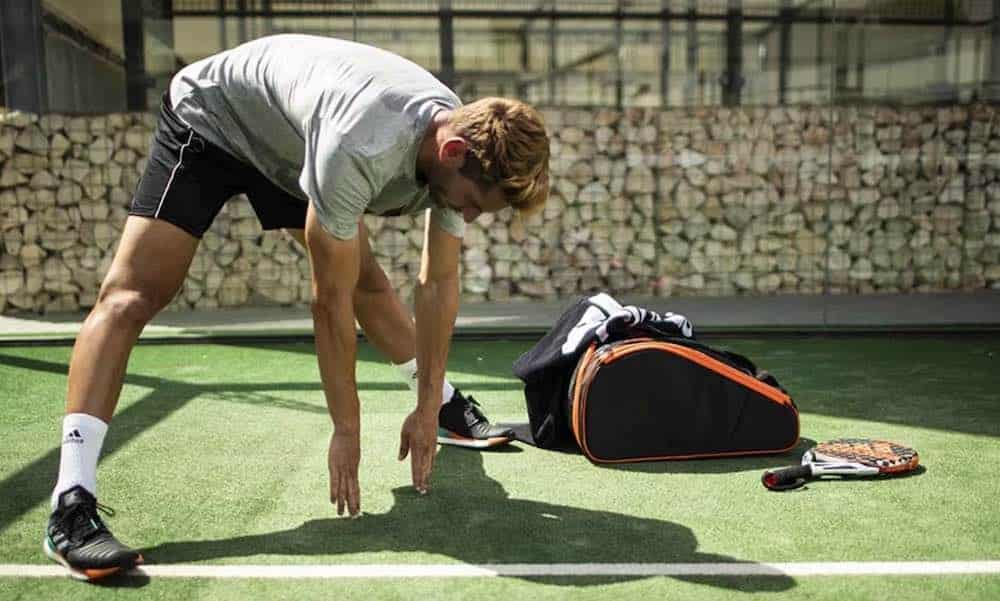 The importance of stretching before a padel game can not be underestimated.