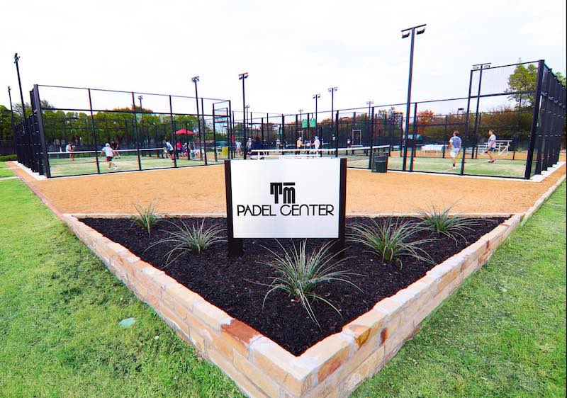 O Centro de Padel no T Bar M Racquet Club em Dallas, TX. Fonte da imagem: tbarmtennis.com.