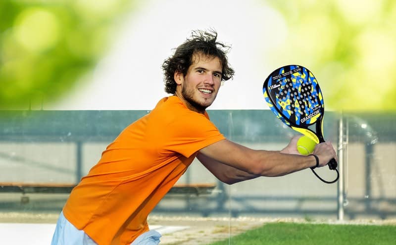Padel player using the Grandcow Flash in a game of Padel. Image source: Grandcow