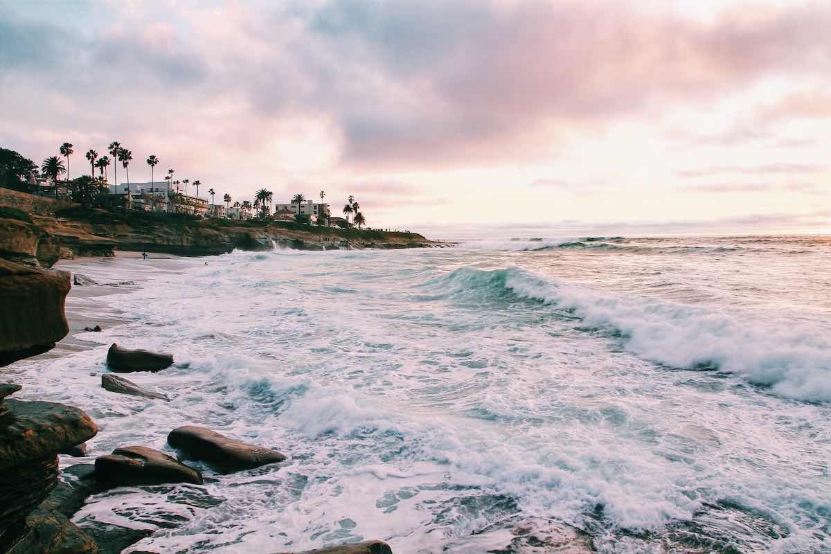 Una puesta de sol y una playa típicas de San Diego, California.