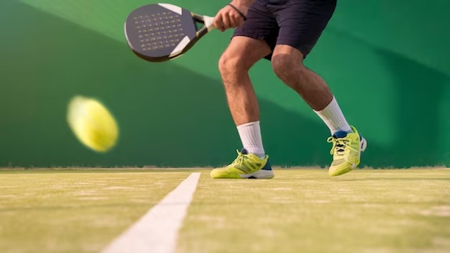 Padel player positioning himself for the next shot. Close up on footwork. Image source: Freepik.